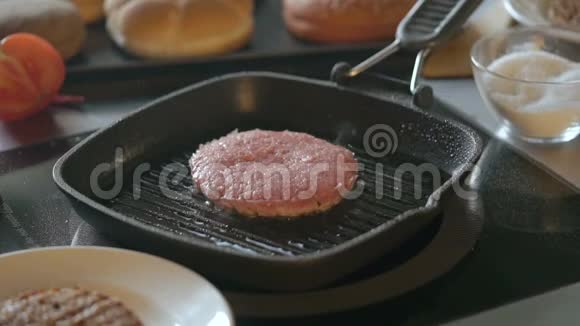 煎锅烤架中的鲜肉切块视频的预览图