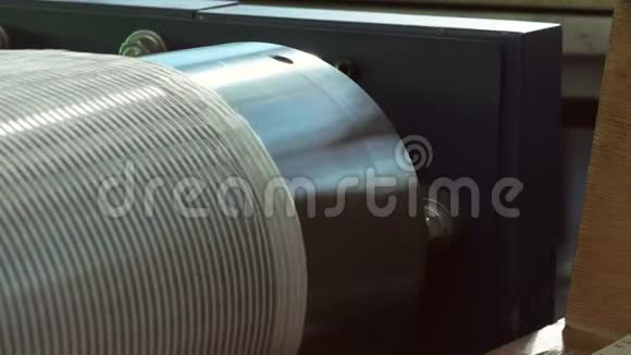 一台工业烘干机输送机的特写镜头正在一家印刷厂旋转视频的预览图