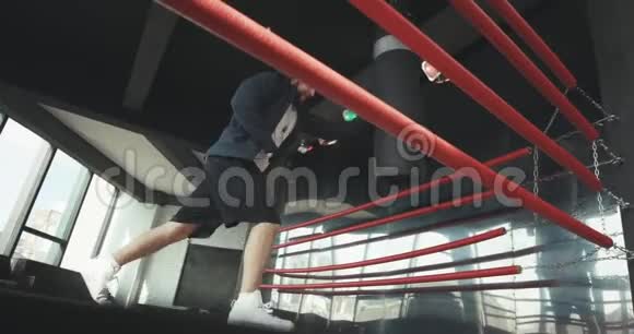 男子拳击手的艰苦训练视频的预览图
