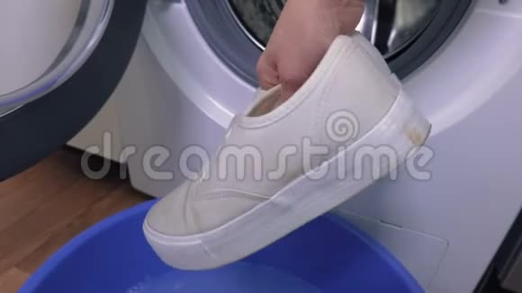 在洗衣机附近有一双白色运动鞋的女人视频的预览图