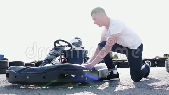 有魅力的男人检查他的车胎的气压视频的预览图