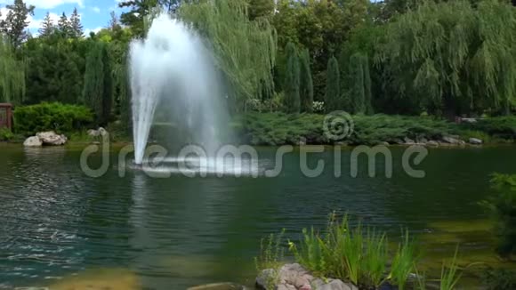 喷泉将水流喷射到空气中视频的预览图