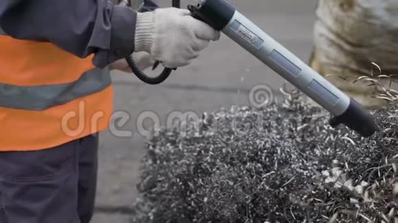 工业工人用扫描金属刨花银螺旋形的装置视频的预览图