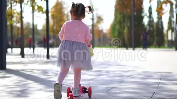 小女孩骑着滑板车视频的预览图