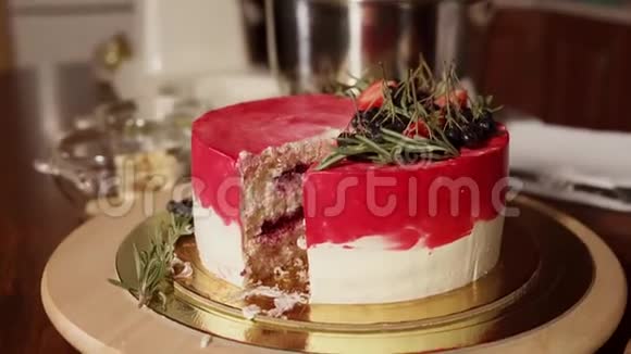 分层蛋糕在桌子上女人的手在纠正装饰视频的预览图