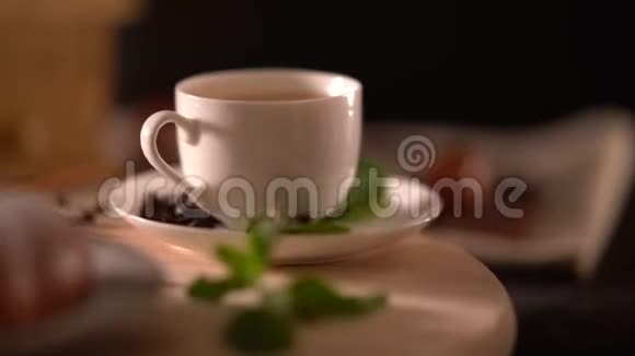 摊上旋转杯咖啡和羊角面包视频的预览图