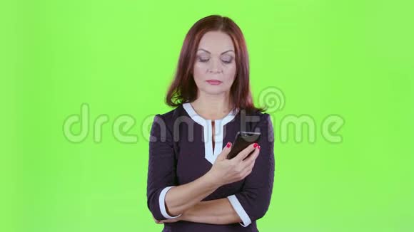 女士正在和她的女儿们通电话绿色屏幕视频的预览图