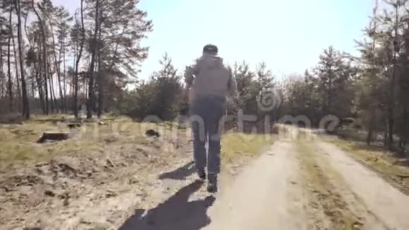 快乐的爸爸和女儿在早期的森林里慢跑4K视频的预览图