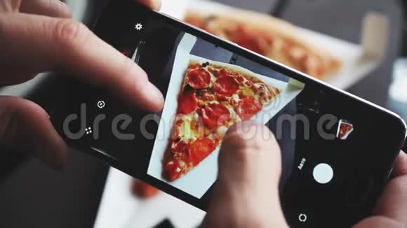 餐馆里的时髦男人用手机相机拍食物视频的预览图