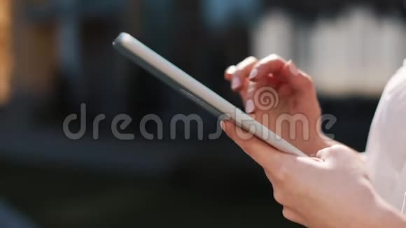 白天在街上用平板电脑把一个女人和她的手合在一起视频的预览图