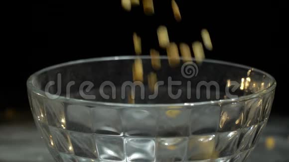 干豆倒在玻璃碗里视频的预览图