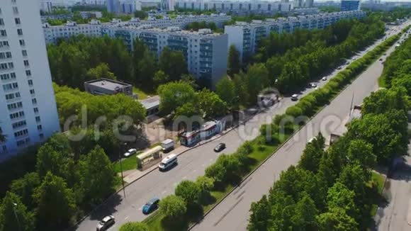 环绕树木的宽阔大道穿过大城市视频的预览图