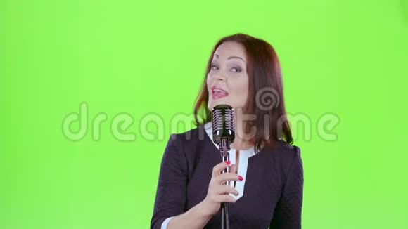 女士表演她的原创歌曲绿色屏幕视频的预览图