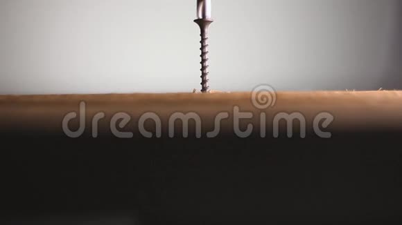 人用钢钻和普通螺丝刀在木盘上黑色背景特写视频的预览图