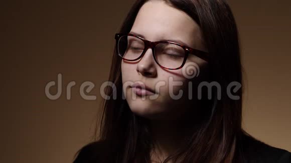 紧张的戴眼镜的青少年学生女孩视频的预览图