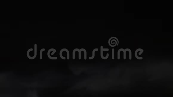 白色厚厚的烟雾在黑色背景上缓慢地运动视频的预览图