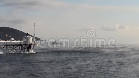 船帆在贝加尔湖上从一月的霜冻中漂浮视频的预览图