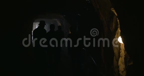 矿工离开隧道视频的预览图