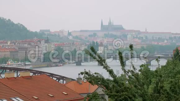 布拉格的城市景观夏日阴天河景视频的预览图