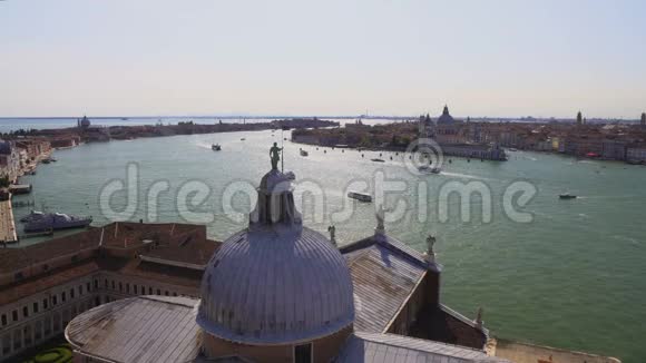威尼斯全景和圣乔治教堂顶部的大运河旅游视频的预览图