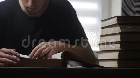 人在图书馆看书的时间视频的预览图