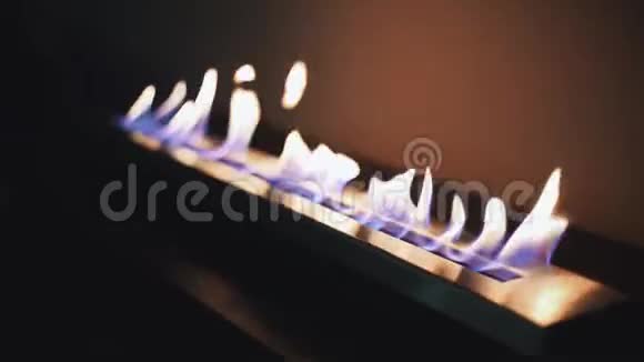 现代室内壁炉生物乙醇故意在黑暗中射击现代壁炉和火焰闪烁视频的预览图