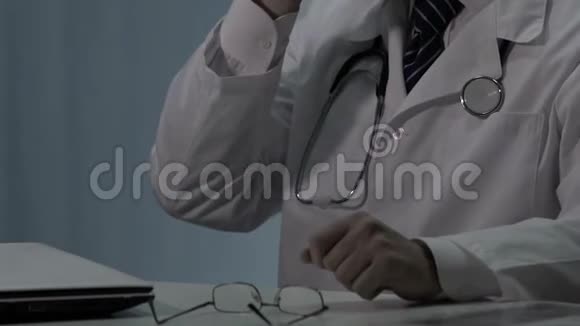 工作过度的男医生随叫随到休息时摘下眼镜放松视频的预览图