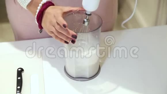 她把奶油倒在玻璃杯里视频的预览图