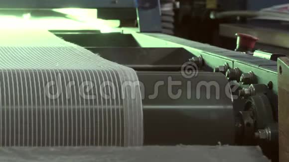 一台工业烘干机输送机的特写镜头正在一家印刷厂旋转视频的预览图