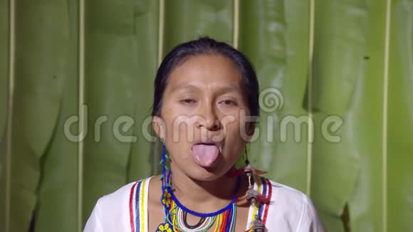 一个女人伸出舌头眨眼视频的预览图