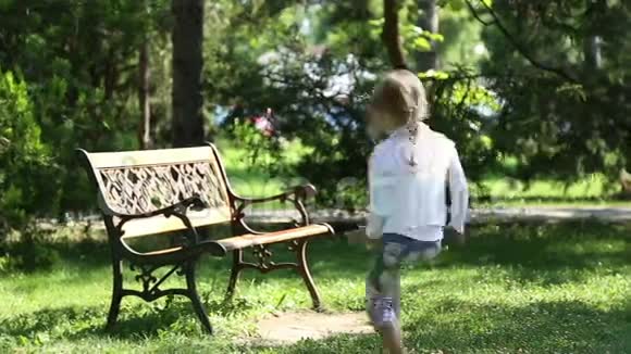 女孩跑过去坐在长凳上视频的预览图