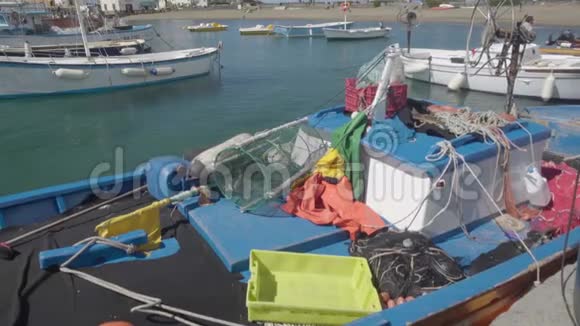 度假小镇码头上的钓鱼设备漂浮在水面上的木船视频的预览图