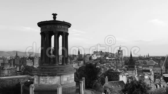 苏格兰爱丁堡的卡尔顿山带城堡的城市鸟瞰图视频的预览图