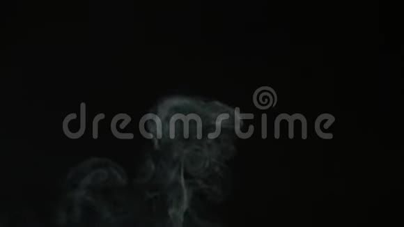 白色厚厚的烟雾在黑色背景上缓慢地运动视频的预览图