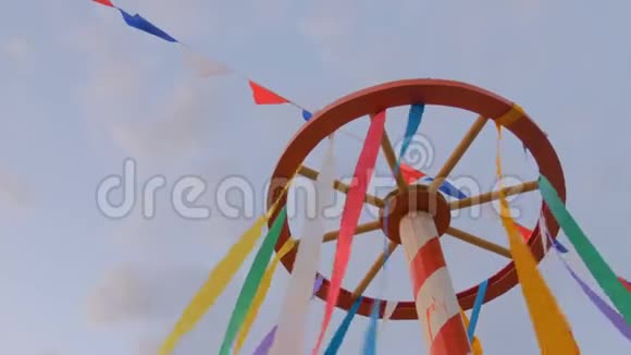 木轮结构装饰多色丝带视频的预览图