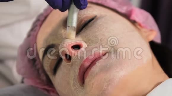 那个女人正在做皮肤增光的手术病人特写脸电器真皮东方东方视频的预览图