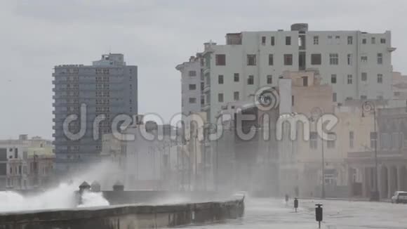 在哈瓦那的马尔康巨浪视频的预览图