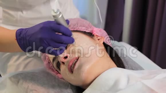 那个女人正在做皮肤增光的手术病人特写脸电器真皮视频的预览图