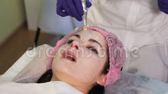 美容师的那个女孩我鼻子痒了快打喷嚏了病人特写脸有趣的场景视频的预览图