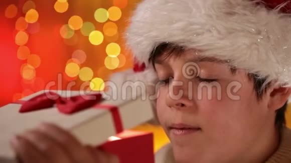 男孩得到他想要的圣诞礼物视频的预览图