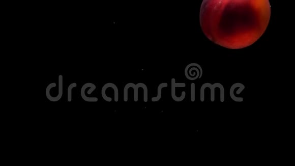 熟桃在黑底透明水下视频的预览图