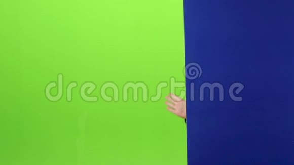一个小男孩手牵手在黑板上在她看来他戴着绿色屏幕上的圣诞帽慢动作视频的预览图