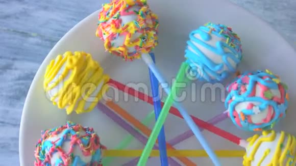 五颜六色的釉面糖果在棍子上视频的预览图