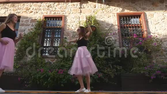 时尚生活方式两个穿着薄纱裙子的年轻女子有趣地跳舞视频的预览图