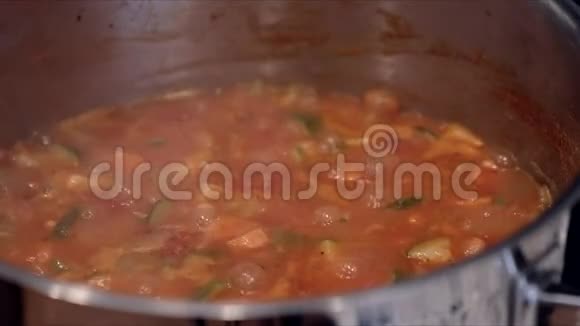 烹饪米尼斯特龙汤视频的预览图