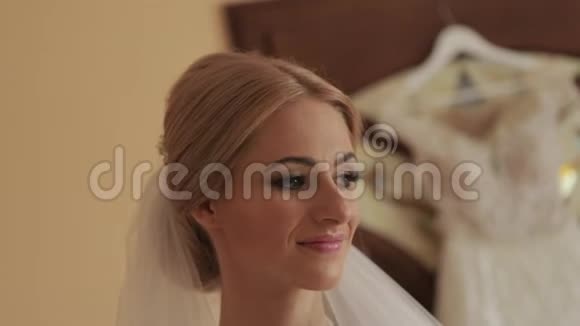 在酒店穿着婚纱的漂亮新娘礼服金发女人视频视频的预览图