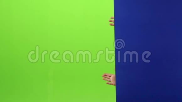 手被放在黑板上然后有一个男孩在绿色的屏幕上表现出厌恶慢动作视频的预览图