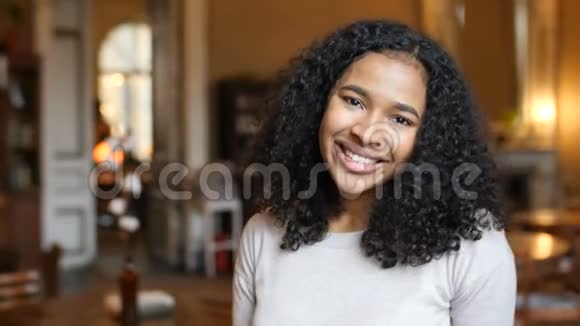 年轻的非裔美国黑人妇女快乐的笑脸在咖啡馆的肖像视频的预览图