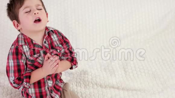 祈祷孩子小男孩在睡觉前祈祷基督徒孩子闭着眼睛祈祷视频的预览图