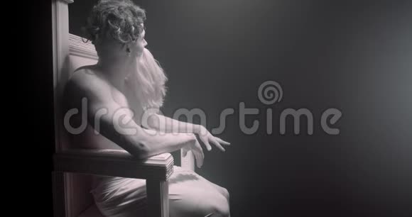 宙斯坐在奥林匹斯山的宝座上黑白相间4K视频的预览图